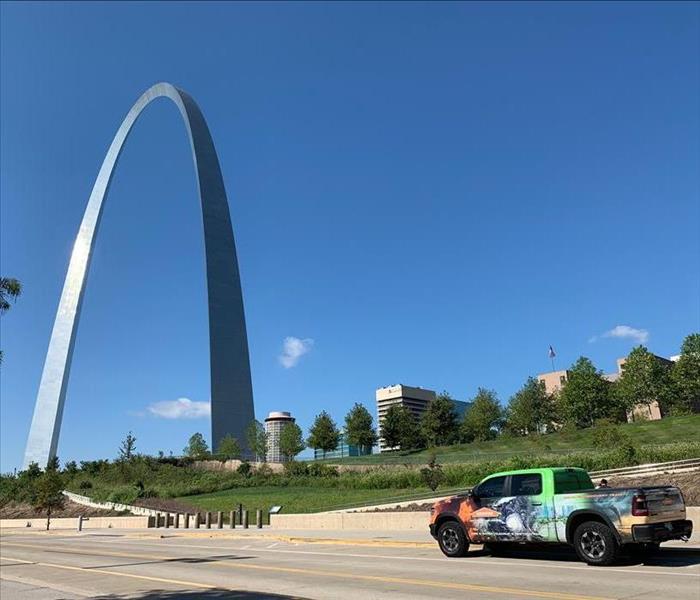 A SERVPRO truck in front of the St. Louis arch and blue sky behind it.